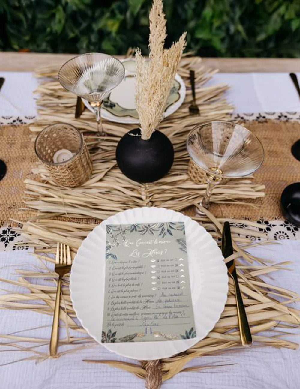 Vue de dessus de l'aménagement de table du centre de table feuille de palmier tressée pour décoration de fête
