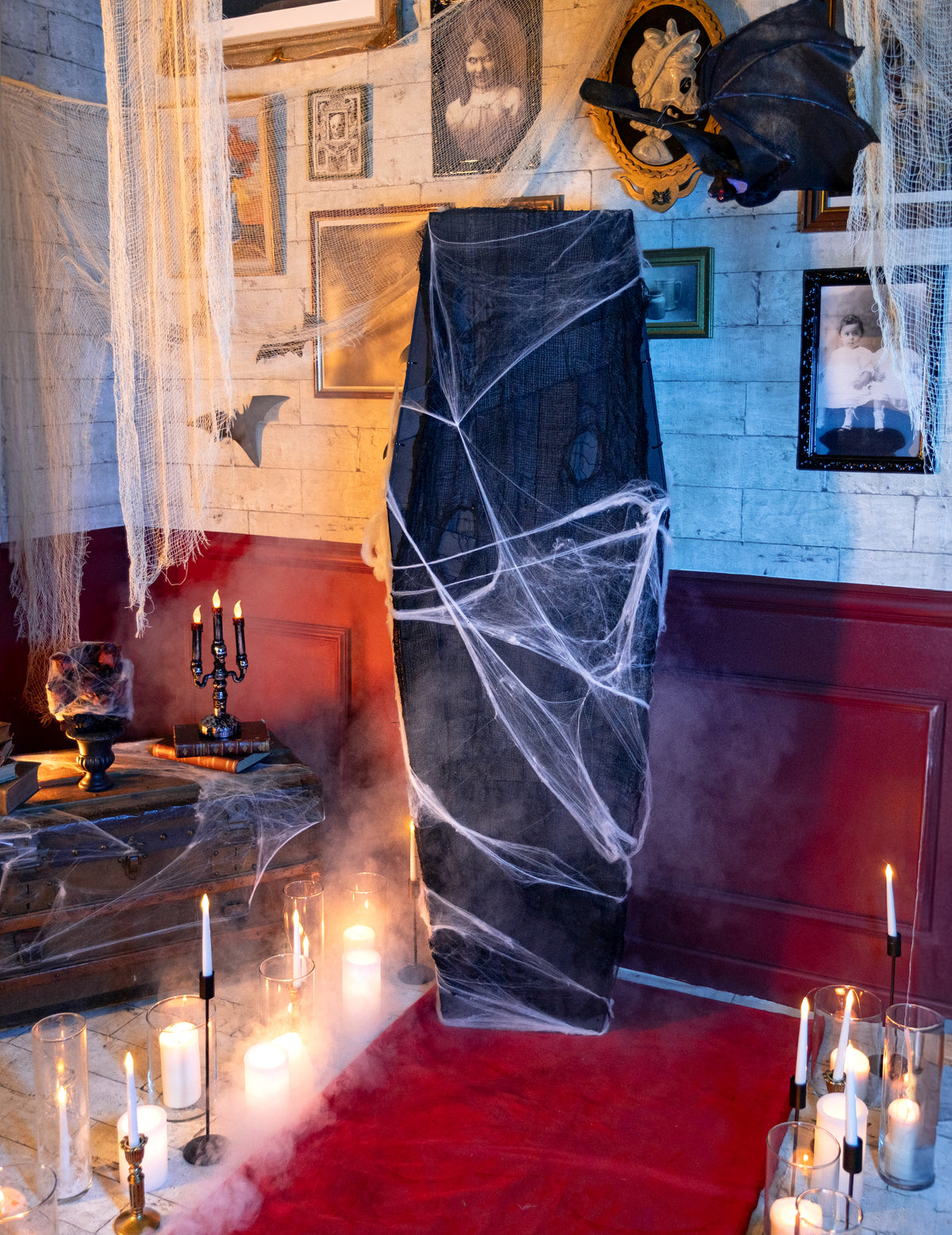 Mise en scène d'ambiance du cercueil Halloween pour décoration marron et noir avec toiles d'araignée