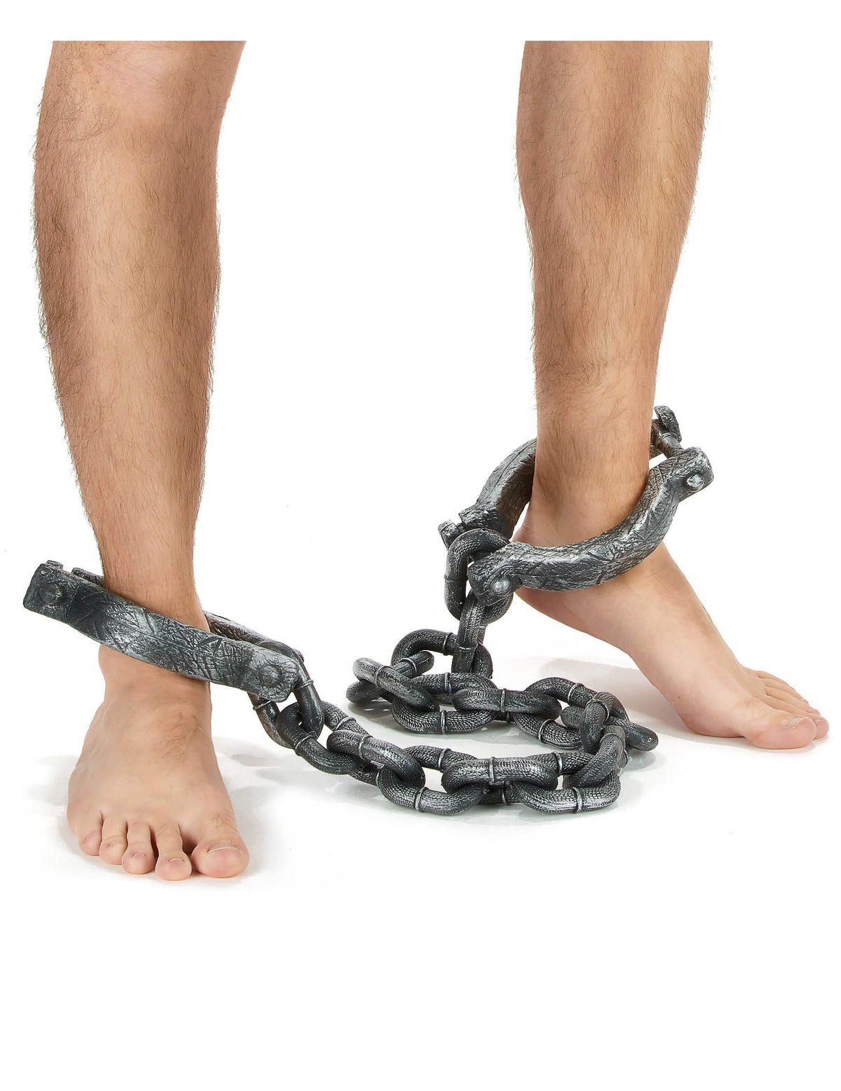 Detalle de las ataduras a los pies de la cadena de prisionero