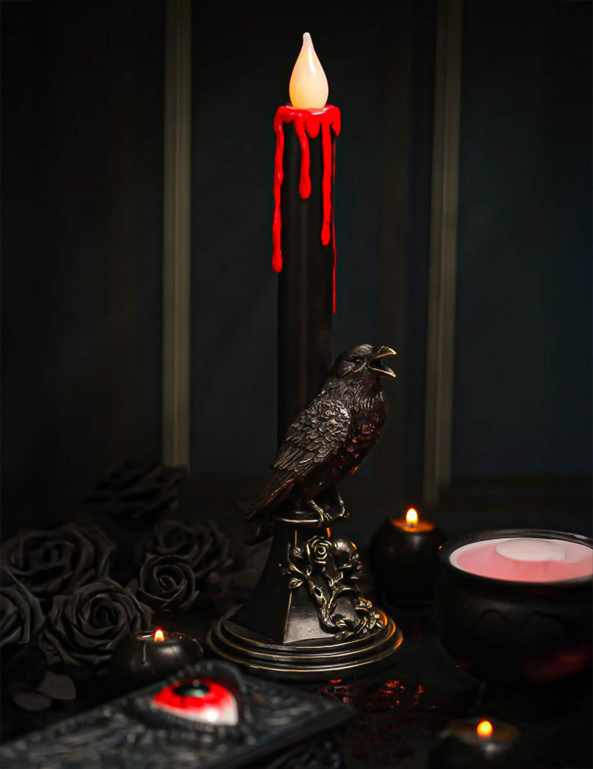 Candelabro decorativo de resina con LED y cuervo negro 13,5 x 13,5 x 45,5 cm
