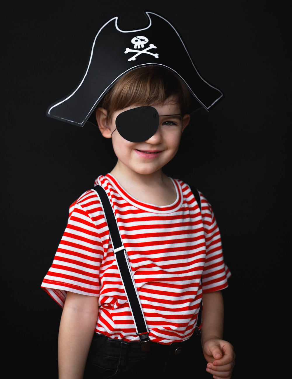 Vista frontal del sombrero de pirata y parche de ojo niño