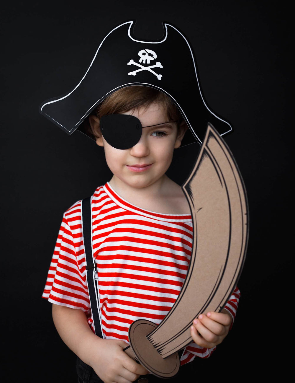 Ambientación con espada de cartón, sombrero de pirata y parche para el ojo niño