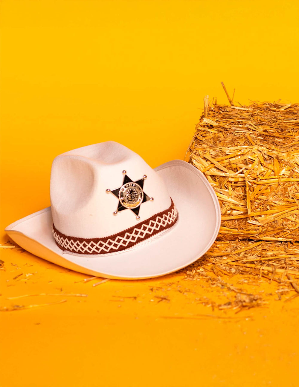 Escenografía con bala de paja del sombrero de sheriff para niño