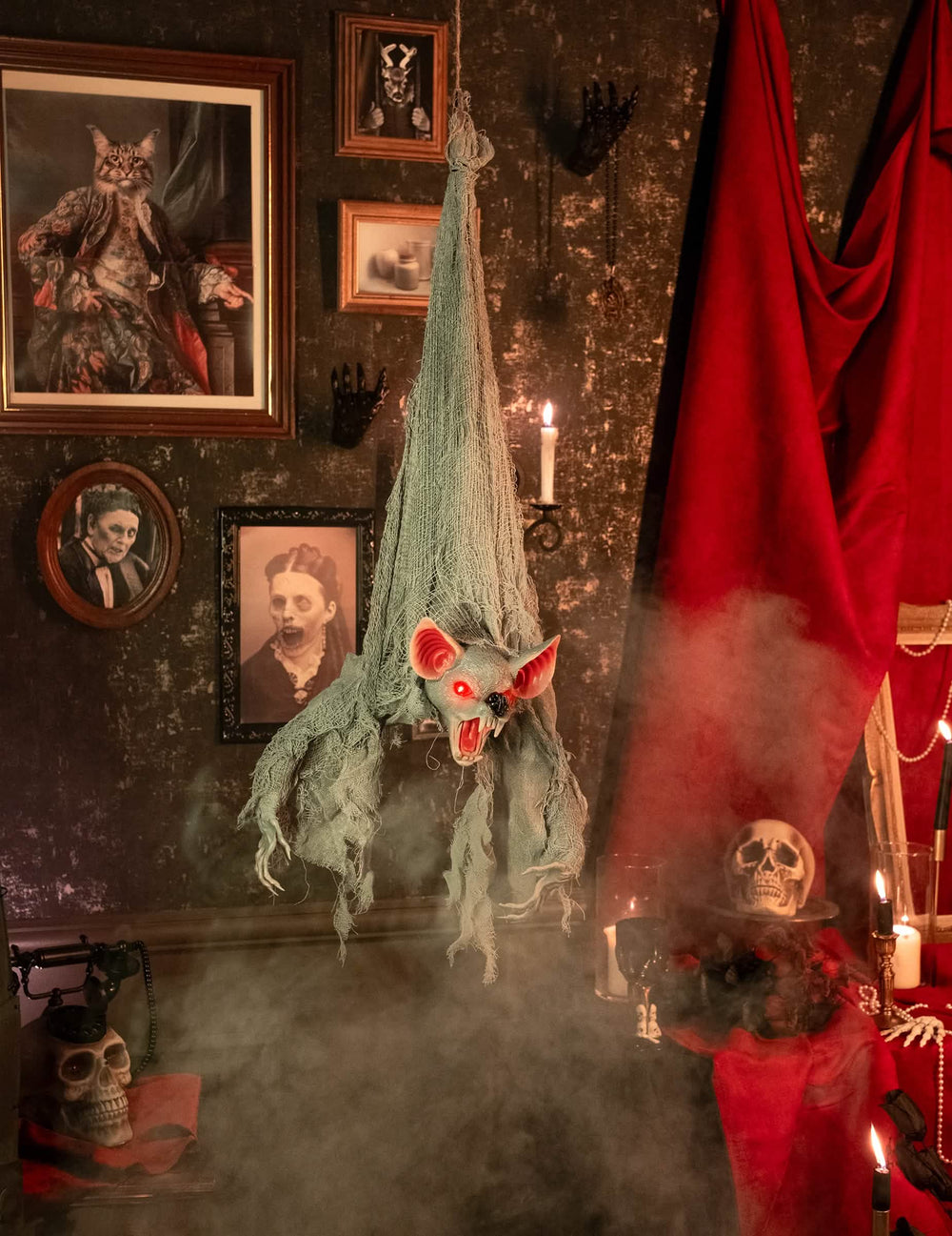 Mise en situation dans un décor de maison hantée de la chauve-souris animée suspendue pour Halloween