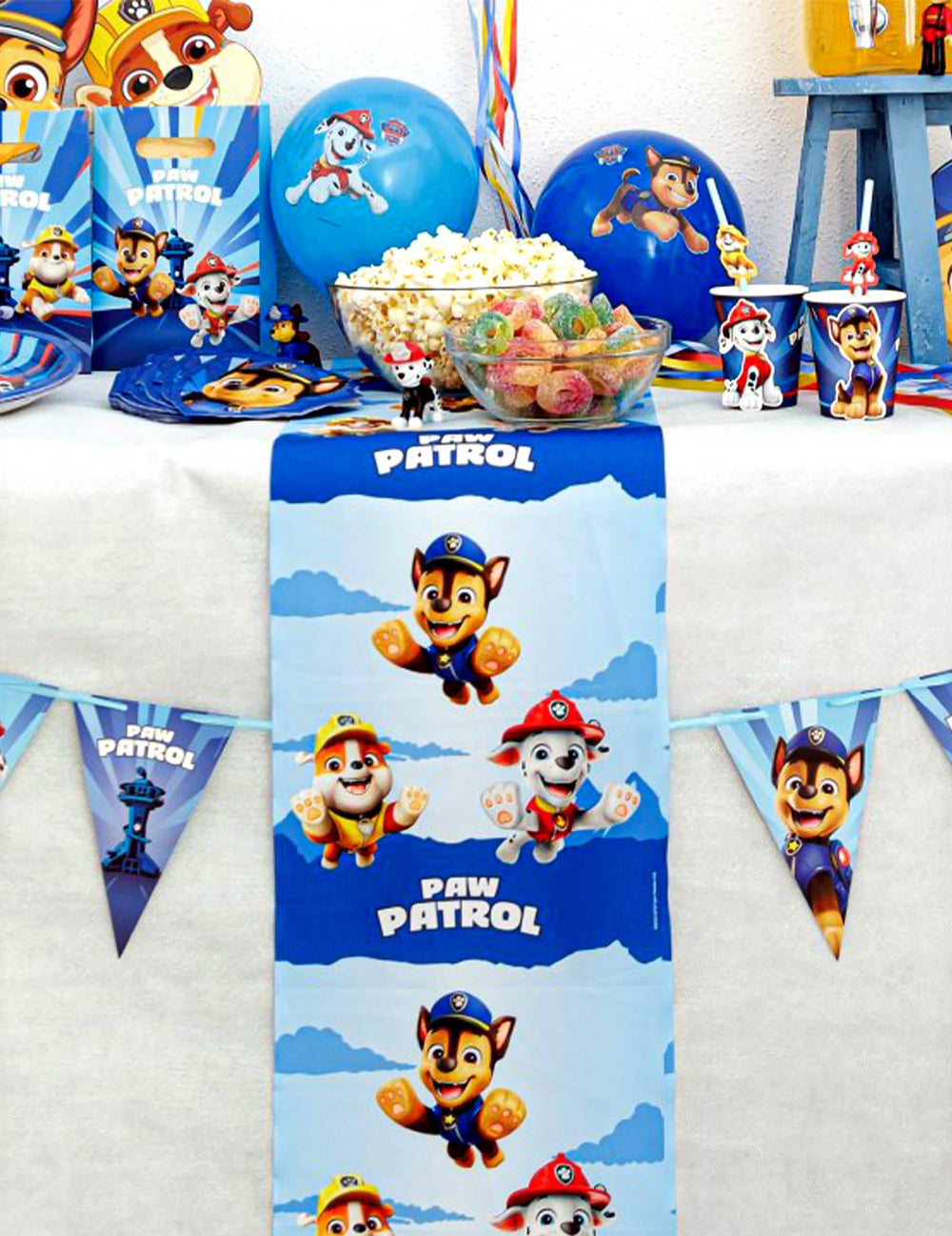 Mise en situation avec ballons et fanions du chemin de table Pat'patrouille