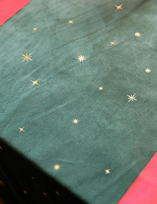 Camino de mesa estrellas terciopelo verde inglés y oro 28 cm x 3 m
