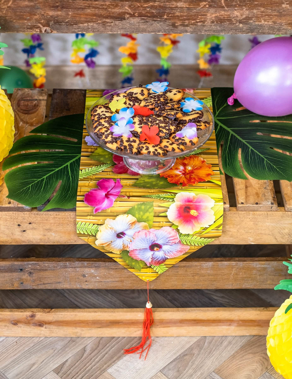 Mise en situation de fête du chemin de table fleur d'hibiscus Hawaï