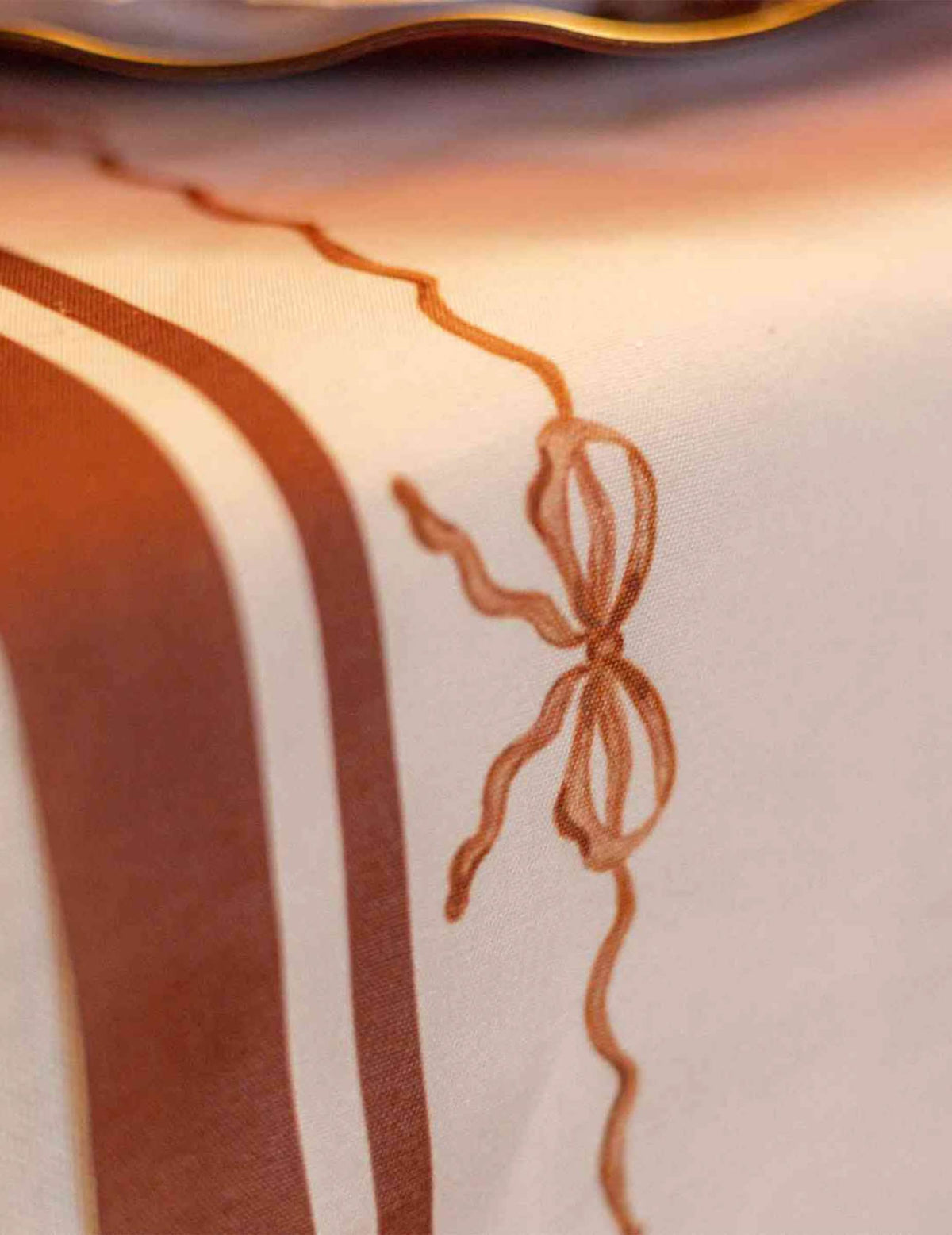 Camino de mesa Lindos nudos en tela crema auburn y tierra quemada 28 cm x 3 m