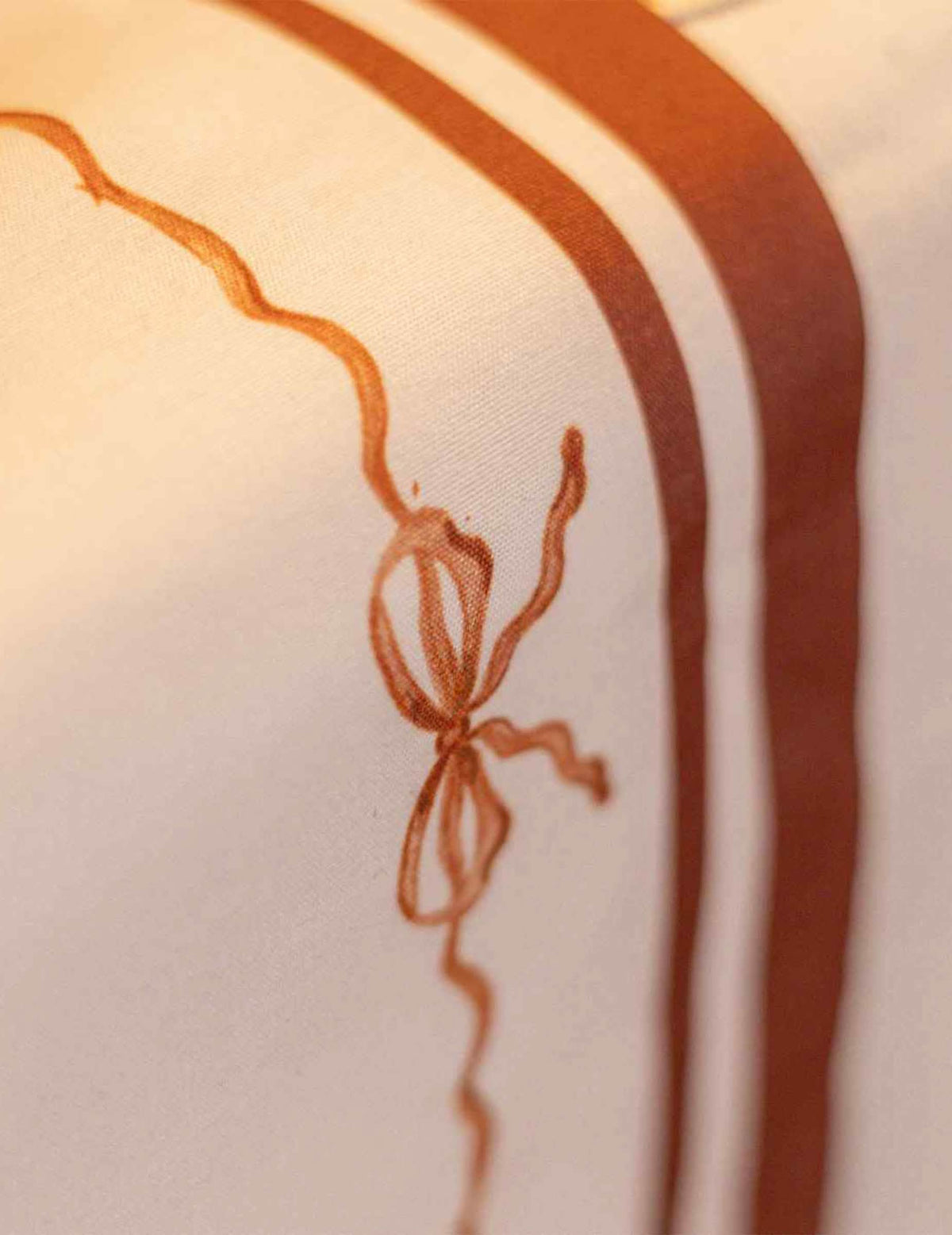 Camino de mesa Lindos nudos en tela crema auburn y tierra quemada 28 cm x 3 m