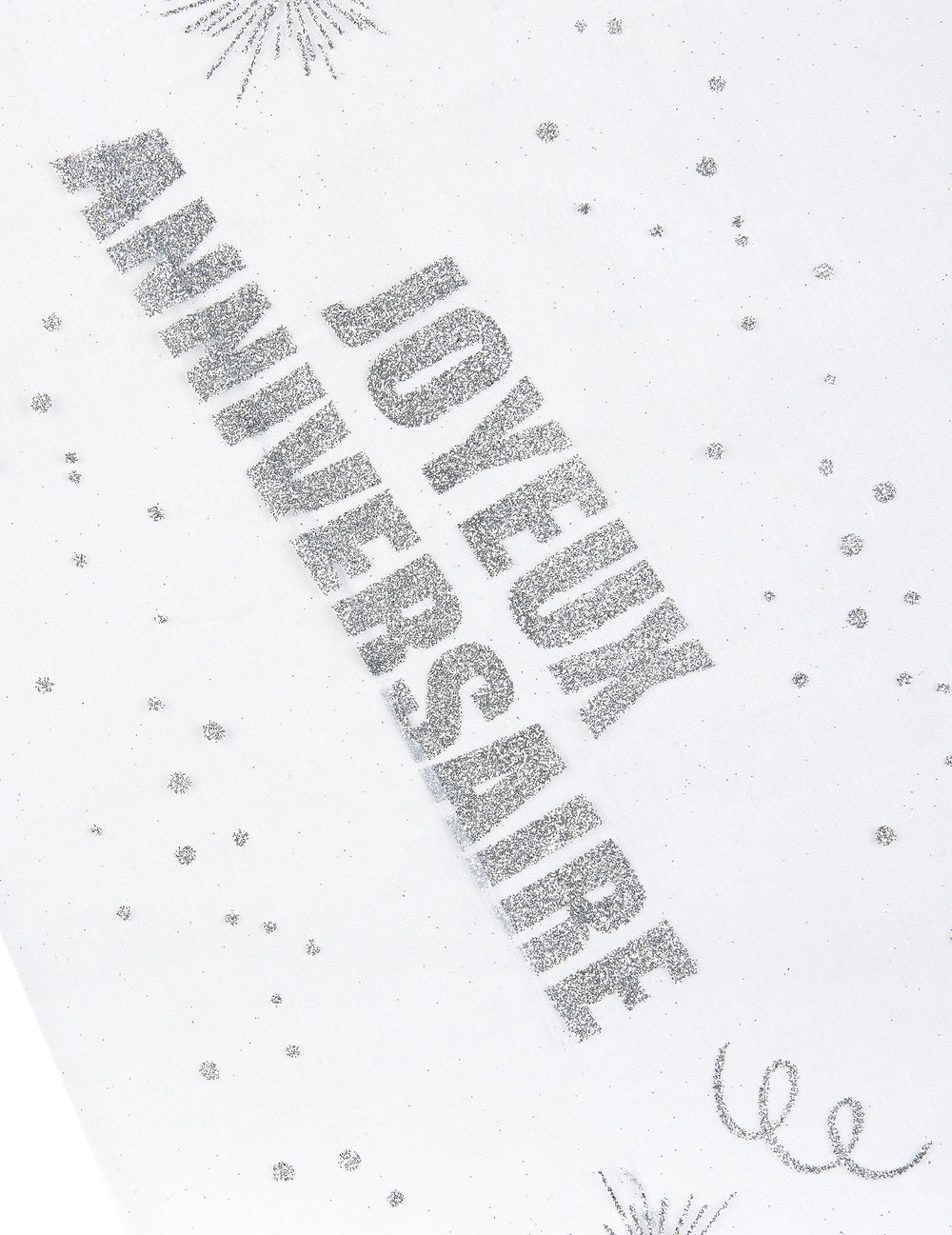 Gros plan sur l'inscription du chemin de table organza Joyeux anniversaire argent pailleté