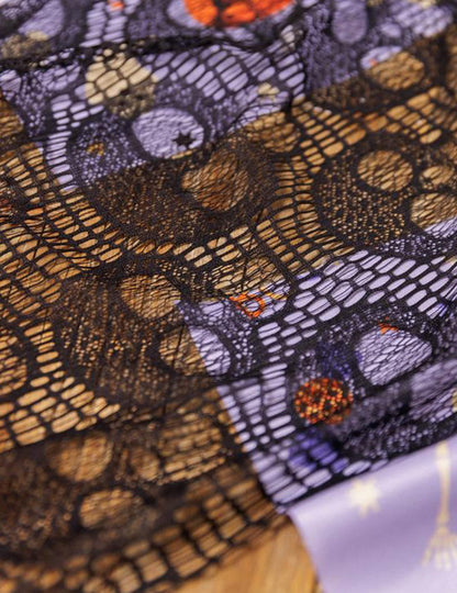 Camino de mesa de calaveras en encaje negro 28 cm x 3 m
