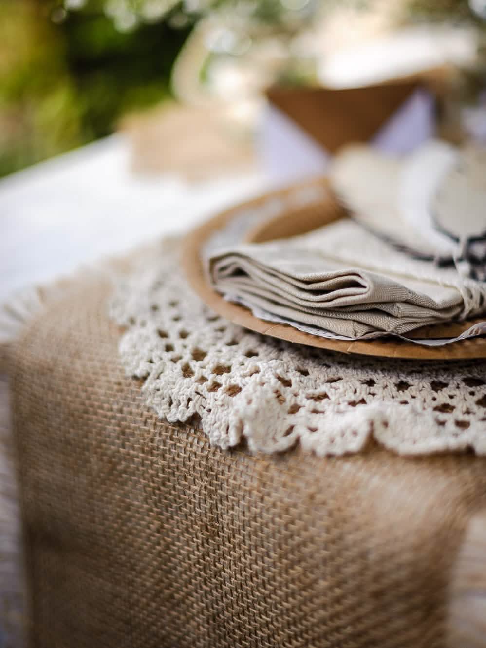 Decoración de mesa con escenificación del camino de mesa bohemio chic