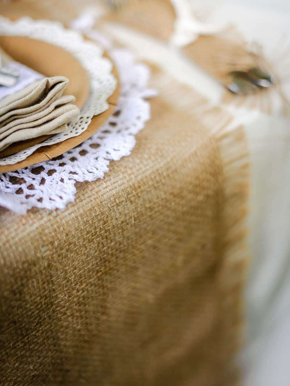 Detalle del encaje y del montaje de la mesa sobre el camino de mesa bohemio chic
