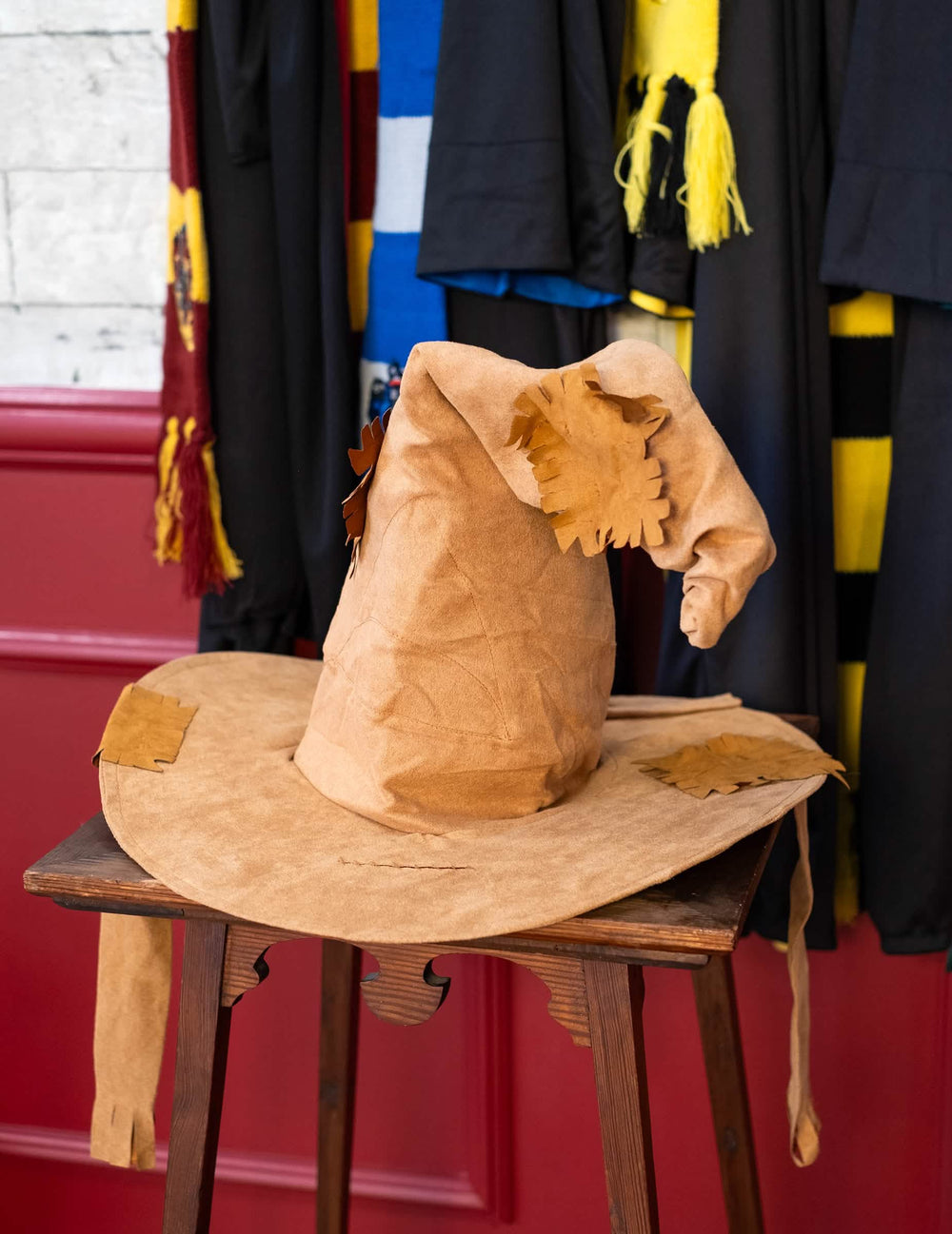 Mise en situation sur un tabouret du Choixpeau luxe Harry Potter pour adulte