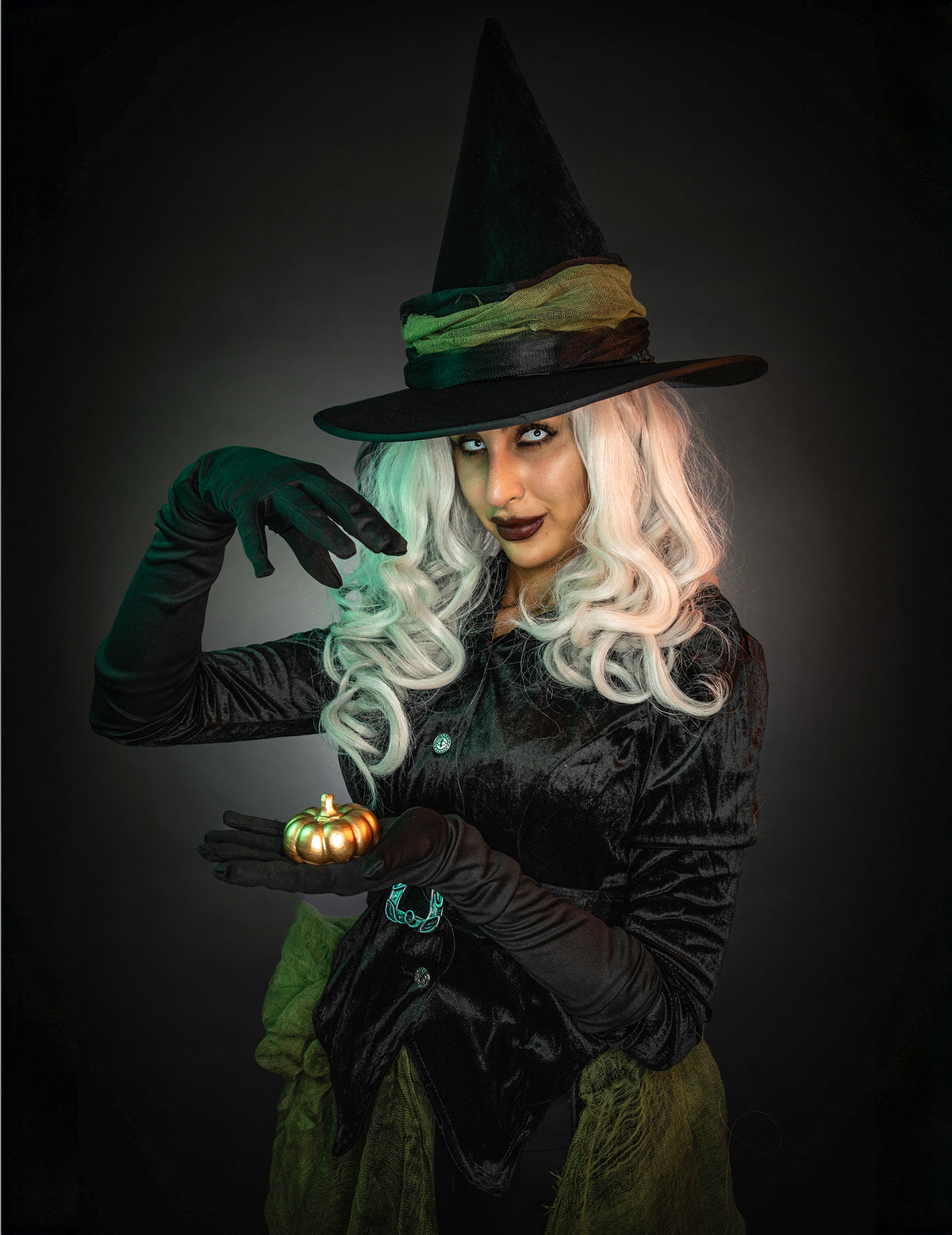 Mise en scène avec une sorcière de la Citrouille en résine d'Halloween pour décoration