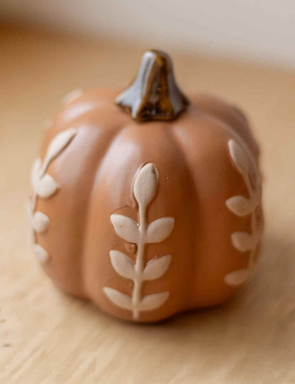 Calabaza de cerámica con follaje canela 10 cm