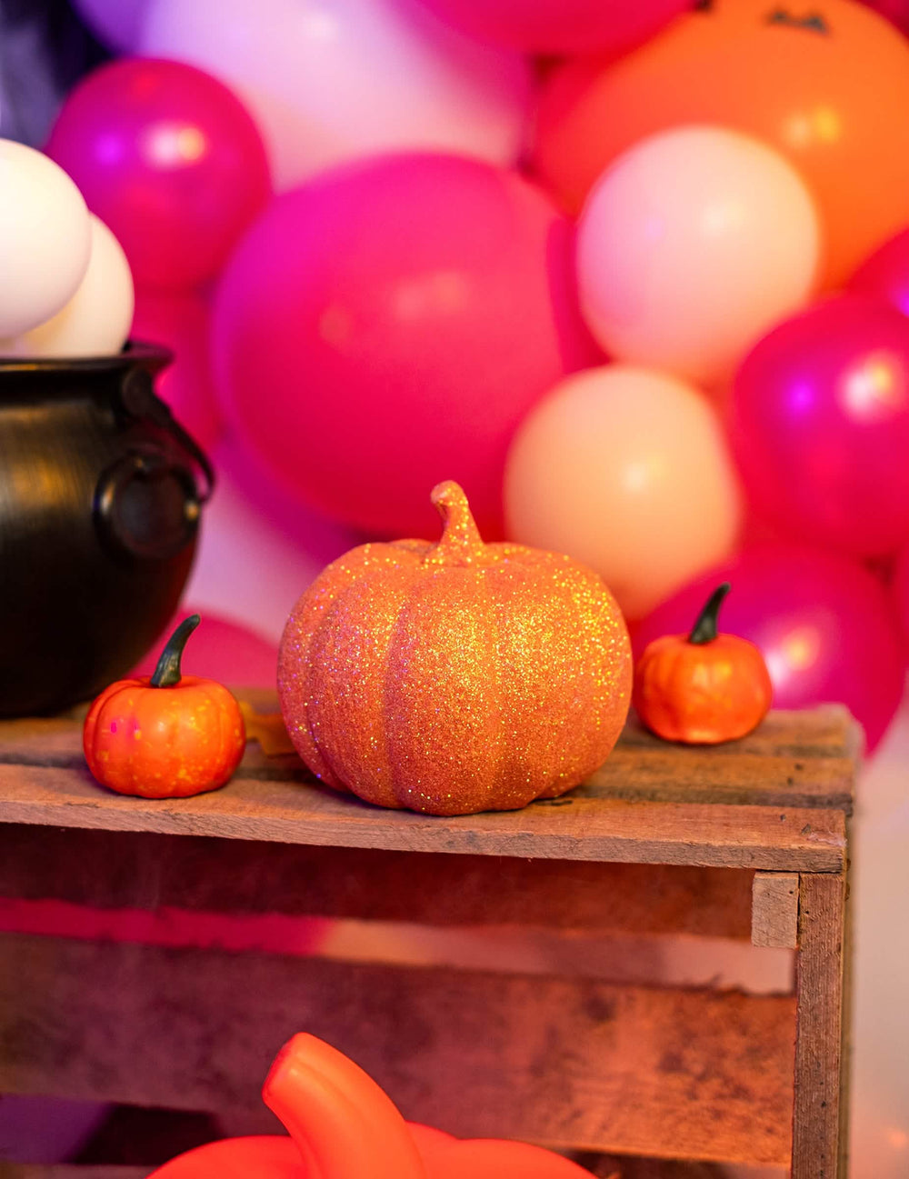 Mise en situation festive de la citrouille orange à paillettes pour décoration d'Halloween