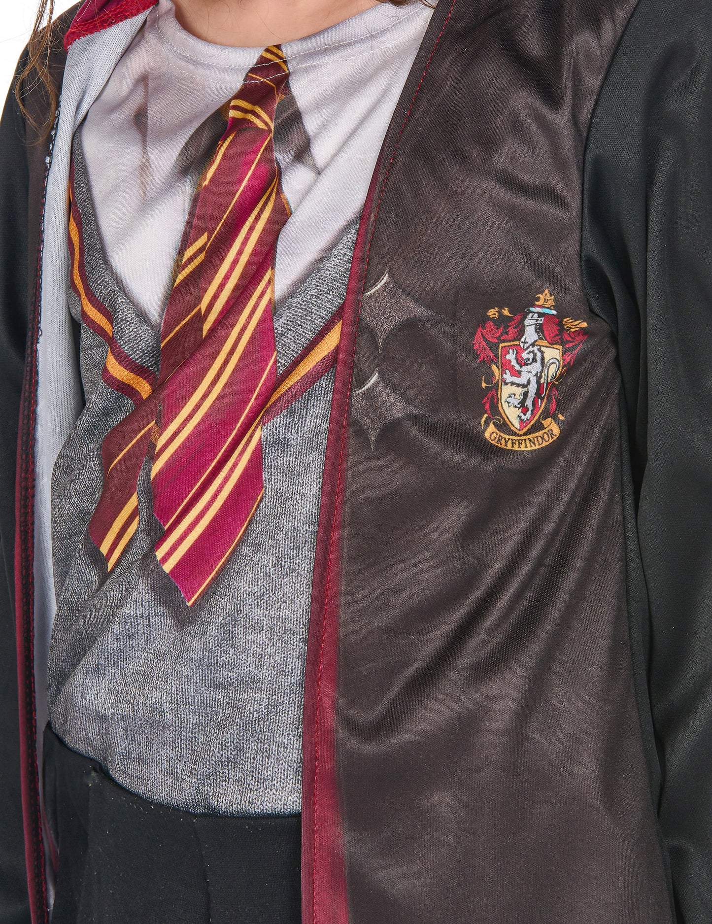 Détail de l'écusson Gryffondor et de la cravate du coffret déguisement et accessoires Harry Potter