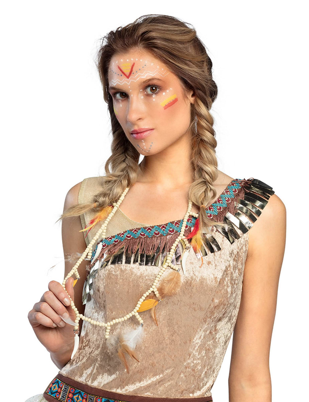 Detalle de las perlas y plumas del collar de novia india