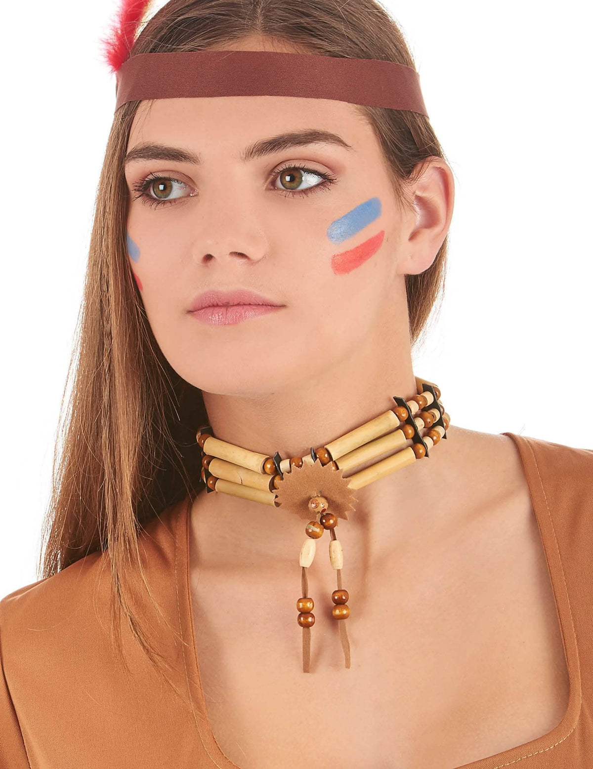 Primer plano llevado del collar choker indio