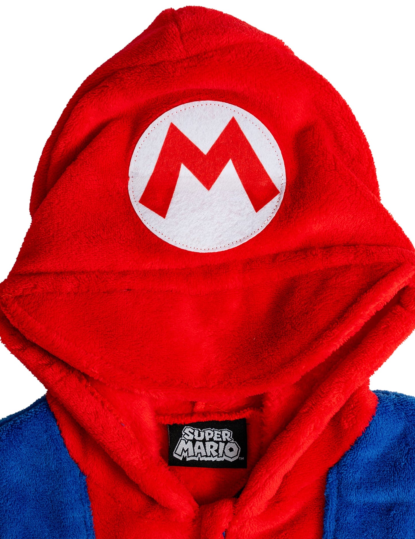 Gros plan sur la capuche avec le logo M de la combinaison Super Mario pour enfant