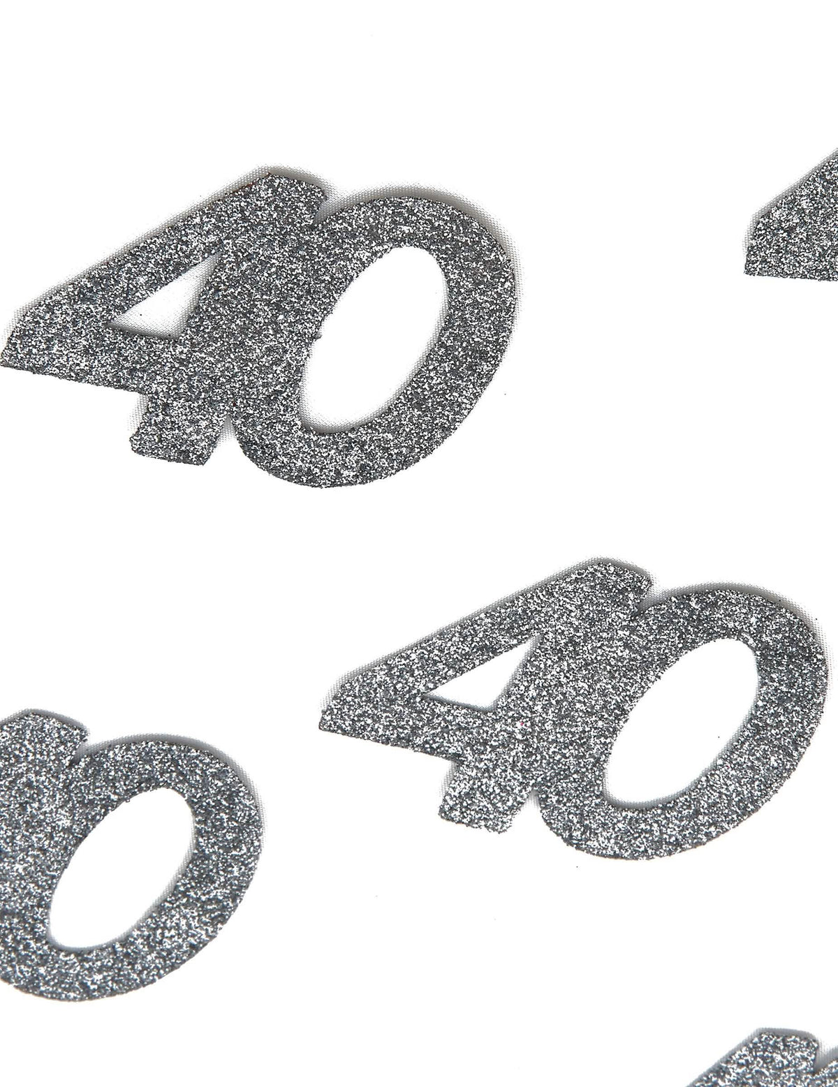 Primer plano de los confetis plateados del cumpleaños 40 años