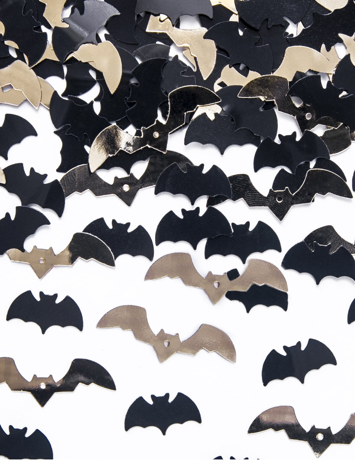 Gros plan des confettis chauve-souris noir et or