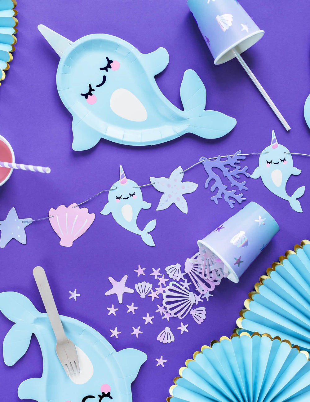 Détail des formes du confettis de table coquillages et étoiles de mer iridescents