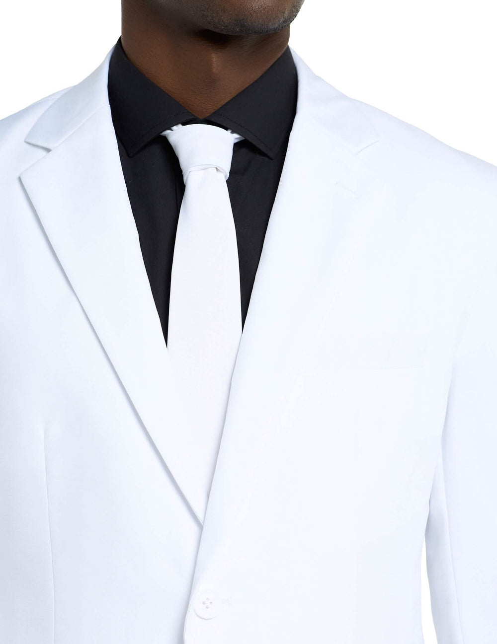 Detalle del cuello y de la corbata del traje Mr. blanco Opposuits