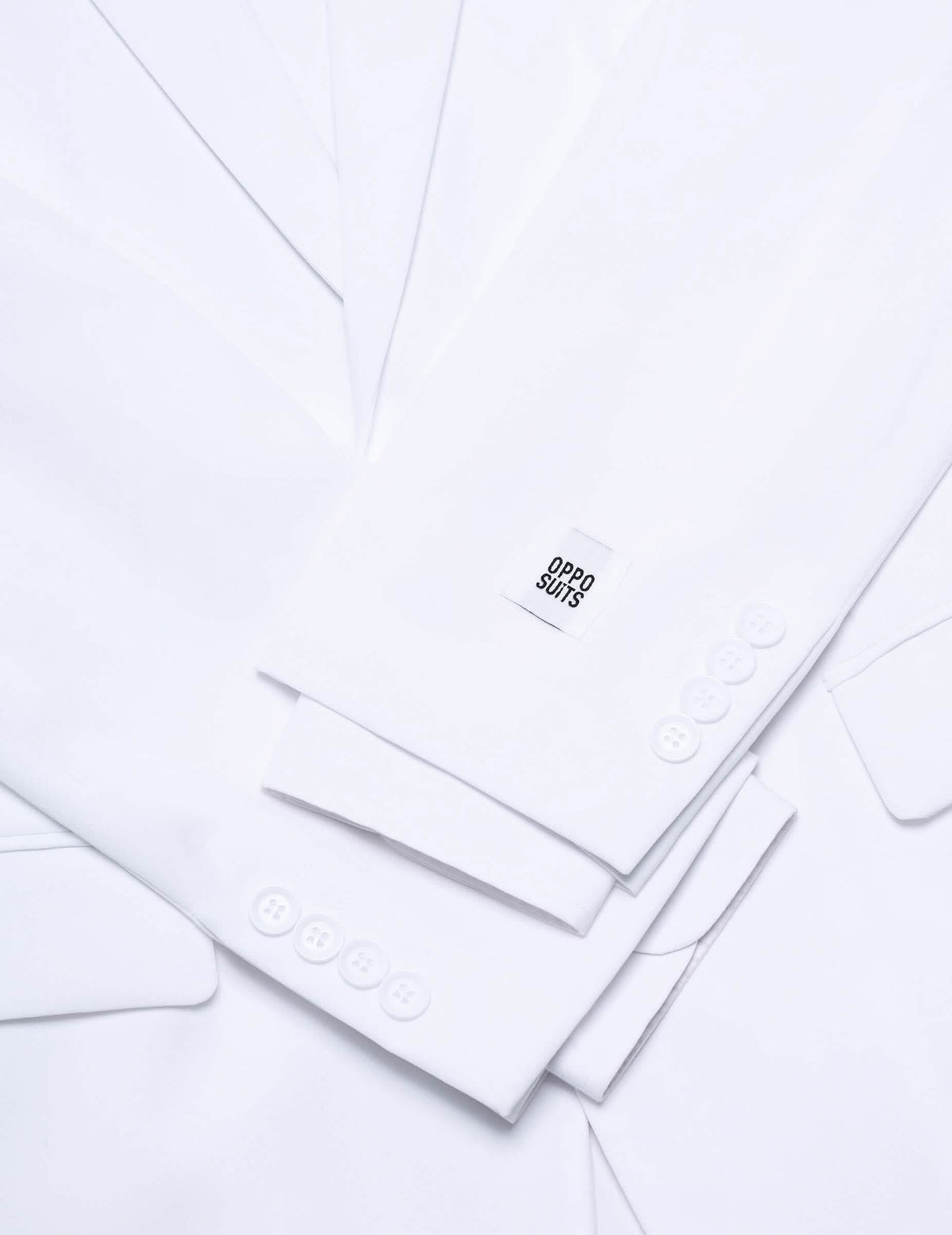 Detalle de las mangas y botones del disfraz Mr. blanco Opposuits