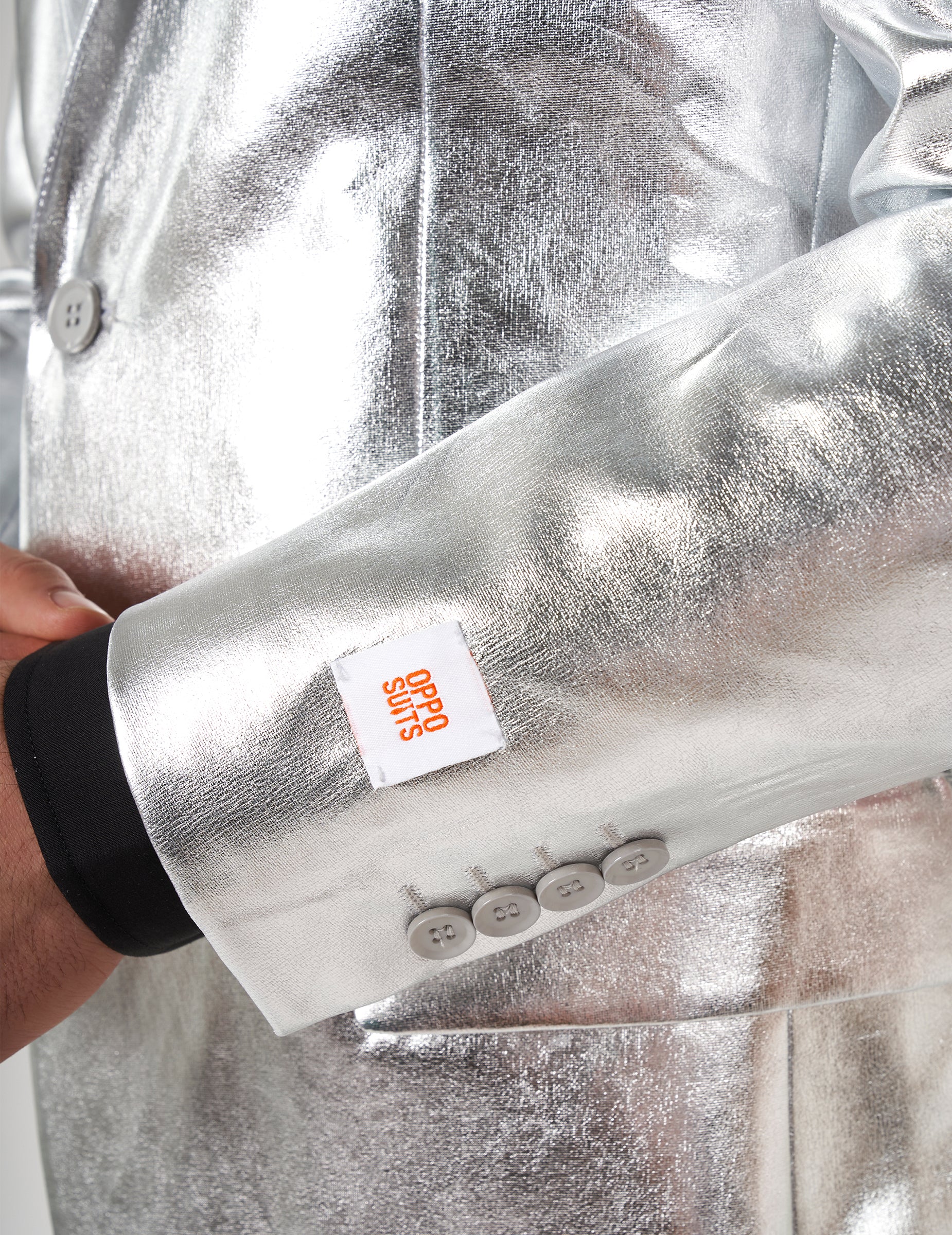Détail de l'étiquette sur la manche du Costume Mr. Shiny Silver pour homme