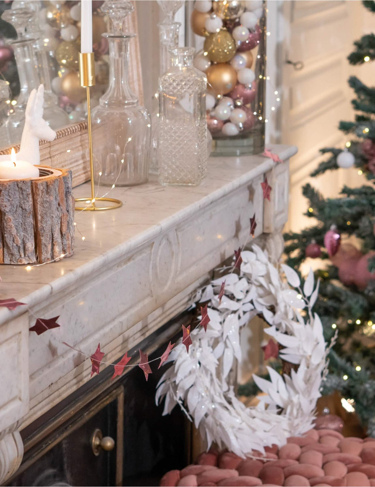 Mise en situation sur une cheminée de la couronne de feuilles de Noël