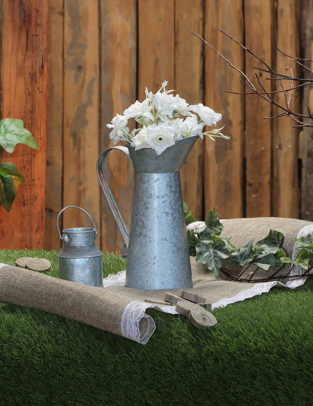 Mise en scène avec fleurs blanches de la cruche à lait vintage champêtre