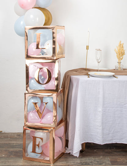 Cubes empilés formant le mot LOVE du cube à ballons transparent à personnaliser pour décoration de fête rose gold