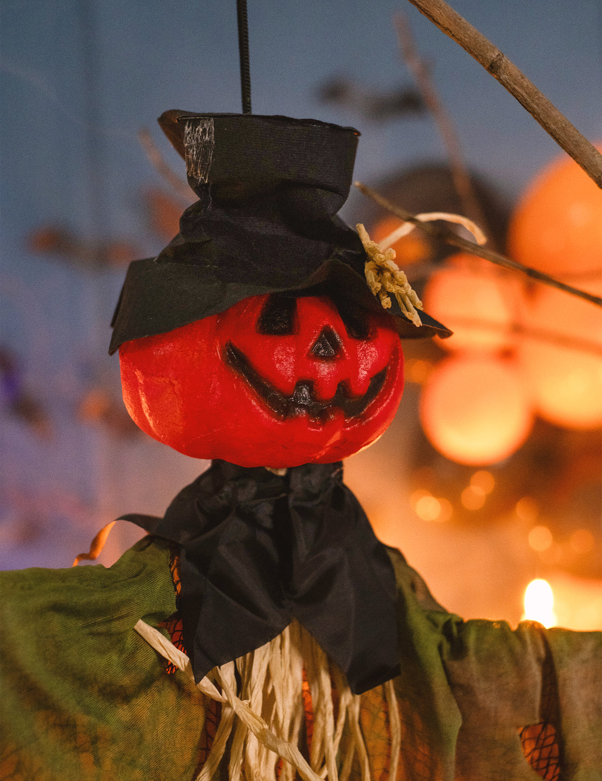 Gros plan sur le visage de la décoration à suspendre épouvantail citrouille pour Halloween