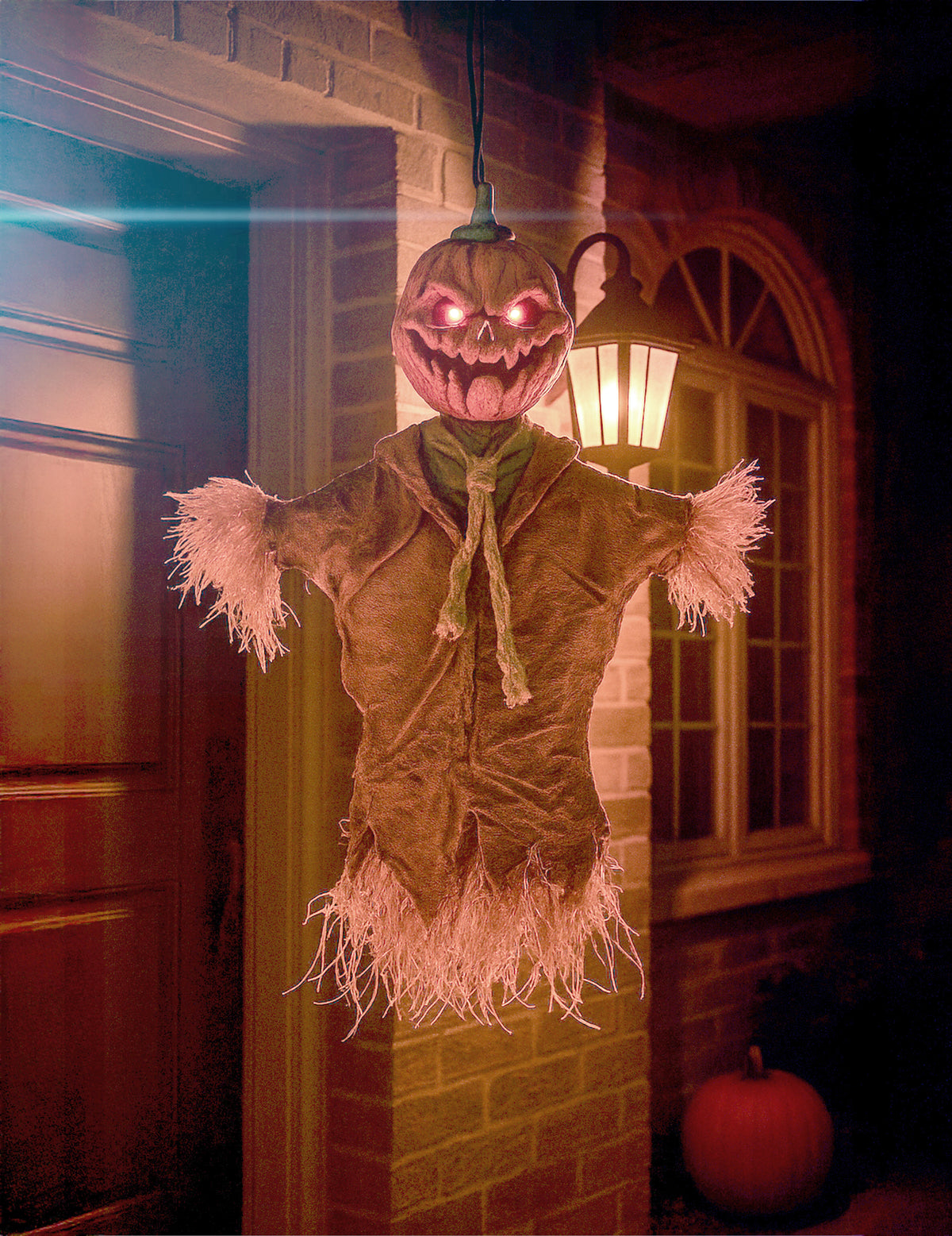 Décoration à suspendre épouvantail citrouille pour Halloween avec yeux lumineux rouges