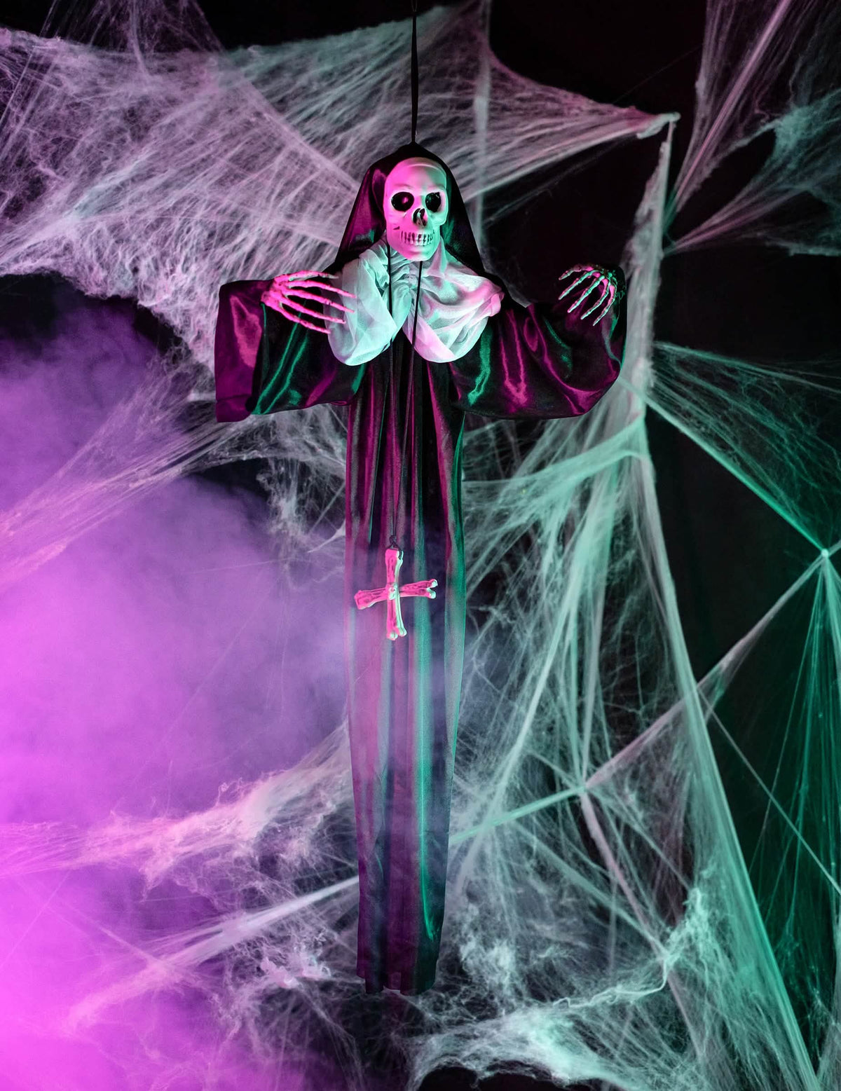Ambientado en una decoración de halloween para colgar de monja
