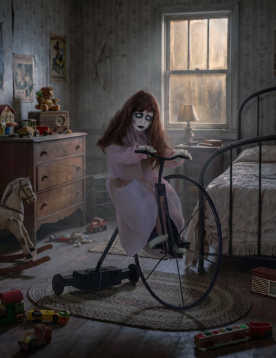 Decoración animada niña poseída en bicicleta con movimiento 72 x 30 x 94 cm