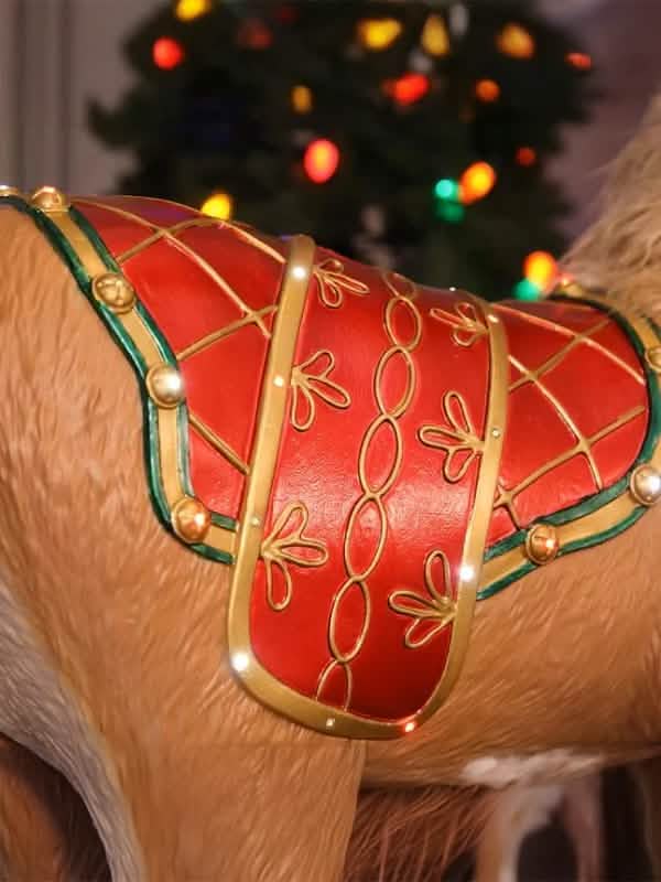 Gros plan sur la selle de la décoration animée Renne fantaisiste de Noël