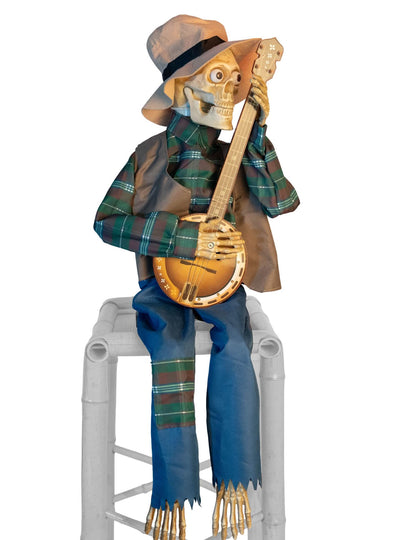 decoración animada esqueleto músico embrujado tocando el banjo con camisa de cuadros verde y sombrero beige