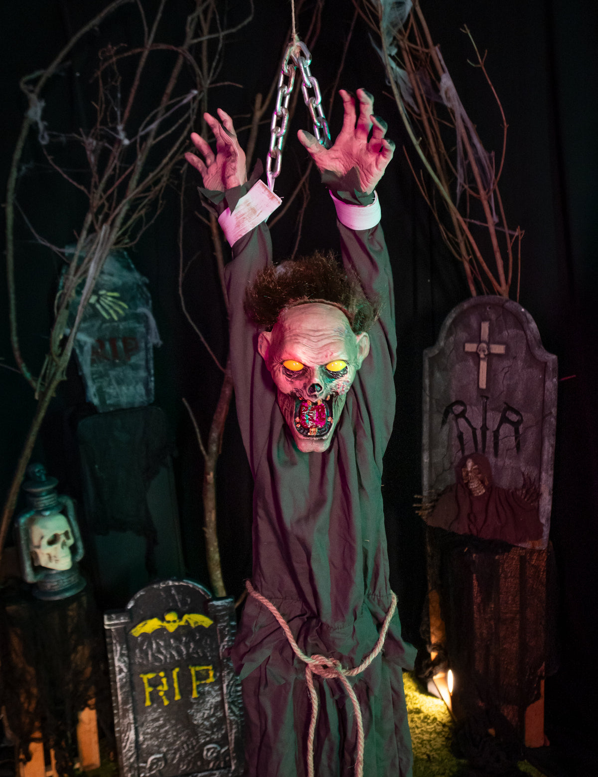  Decoración animada de zombi encadenado de 1,4 m