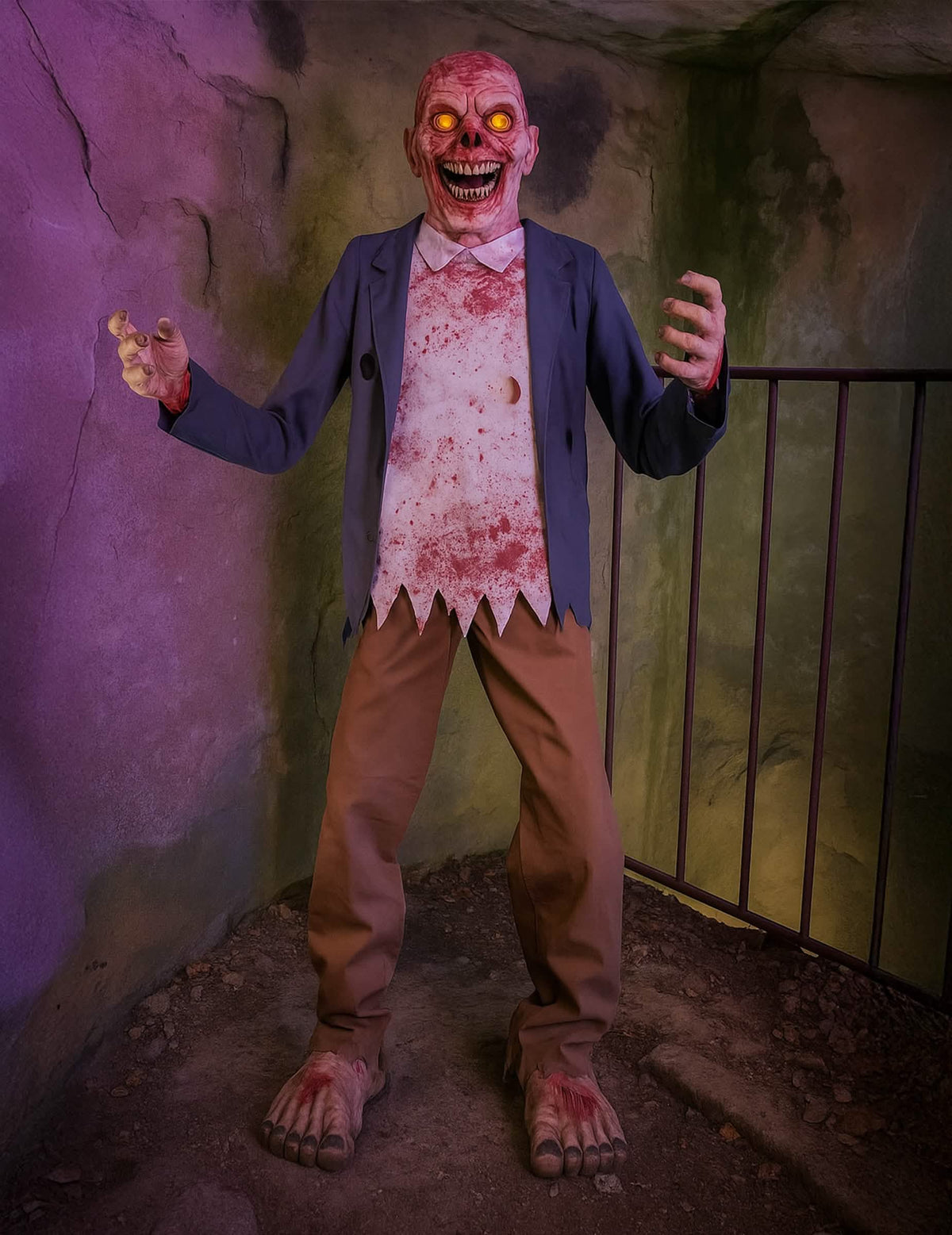 Décoration animée zombie terrifiant pour Halloween aux yeux lumineux avec veste bleue et chemise ensanglantée