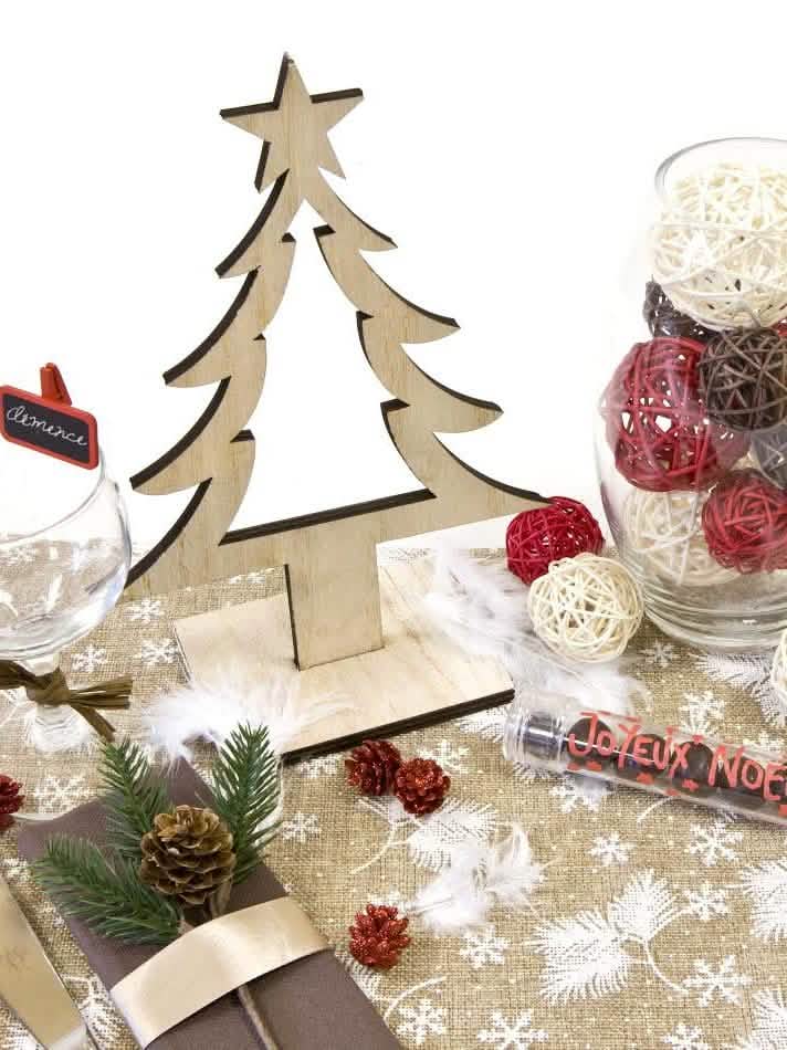 Escena sobre una mesa de fiesta con decoración de rama de abeto con piña de pino
