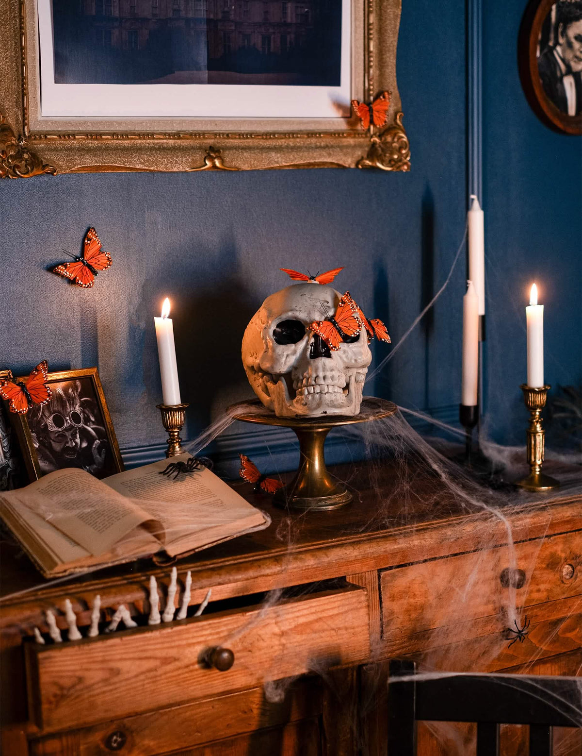 Escenografía con mariposas y velas de la decoración de calavera de halloween