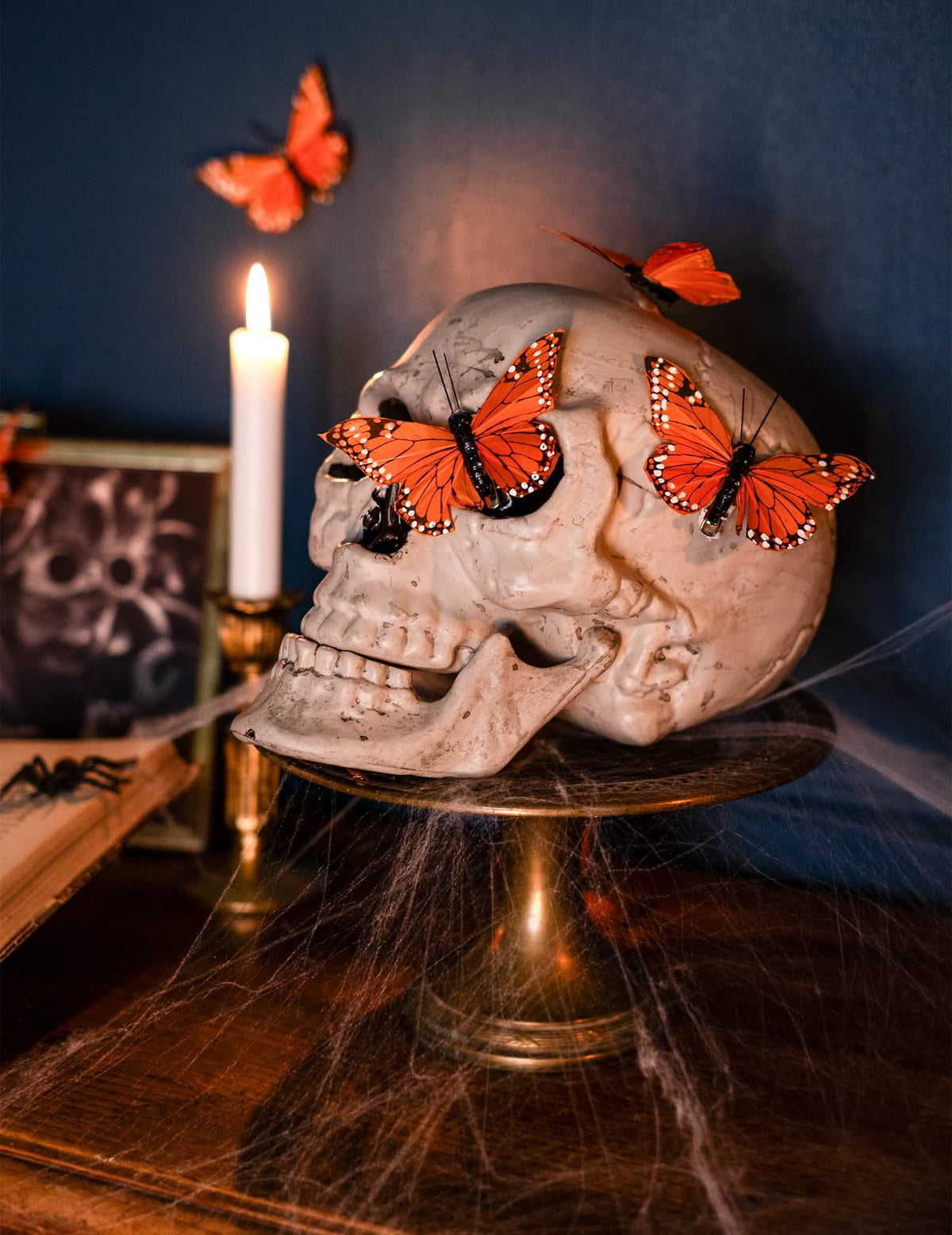 Vista de perfil con mariposas de la decoración calavera halloween