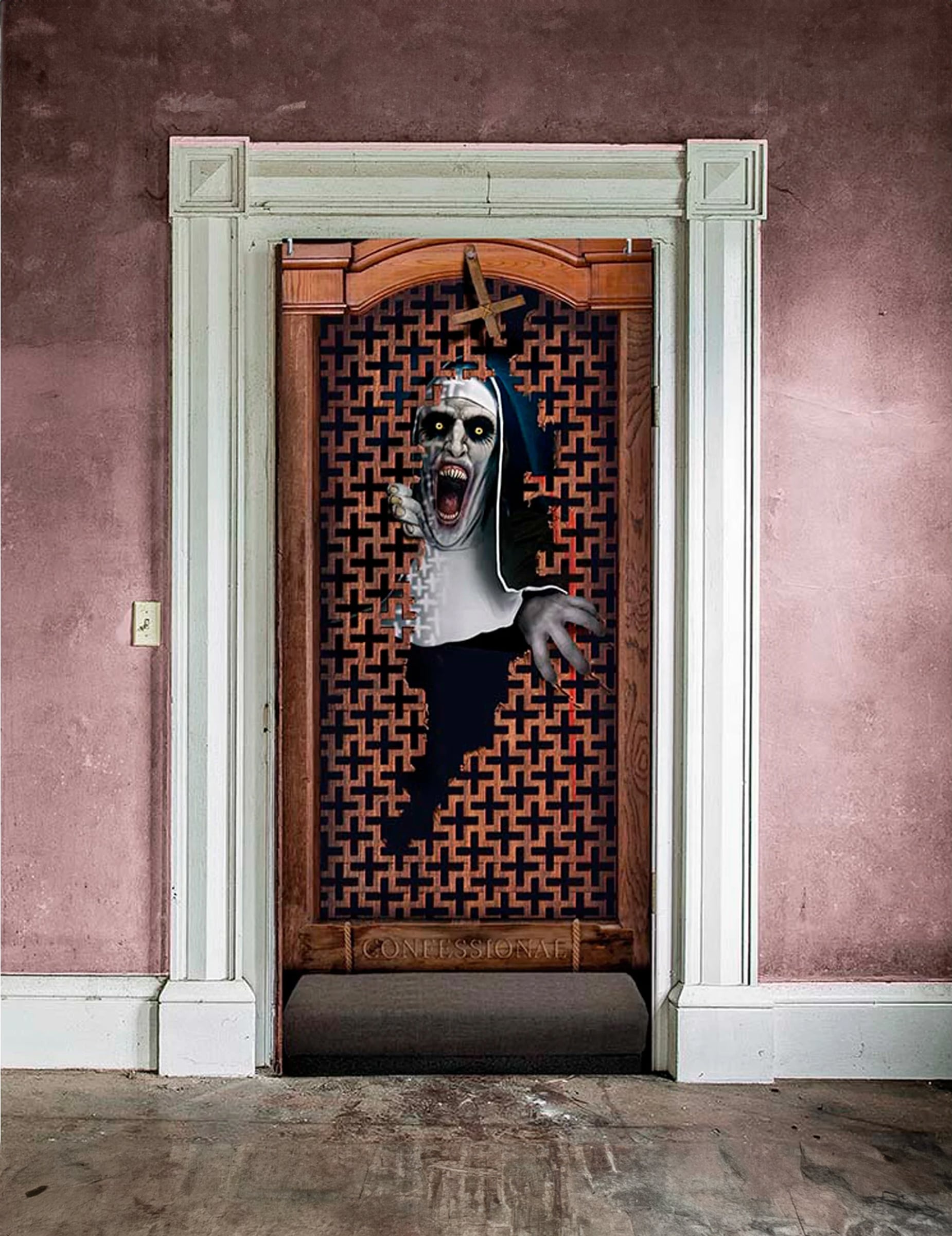 Décoration de porte confessionnal Halloween marron avec nonne maléfique et croix renversée