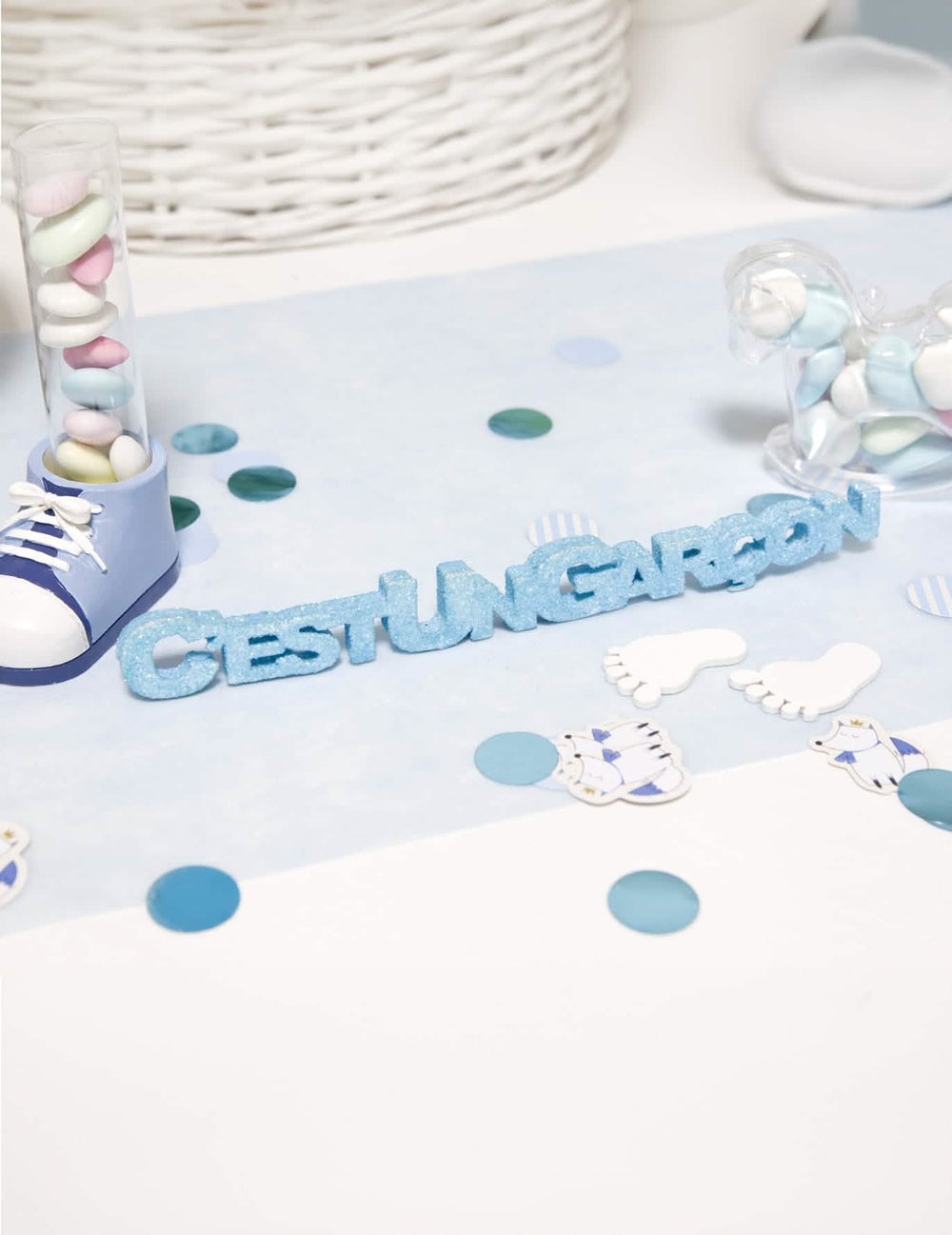 Ambientación de la decoración de mesa, es un niño azul con purpurina