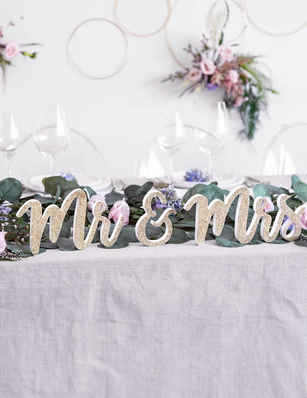 Mise en situation sur une table de la décoration en bois Mr et Mrs pour mariage