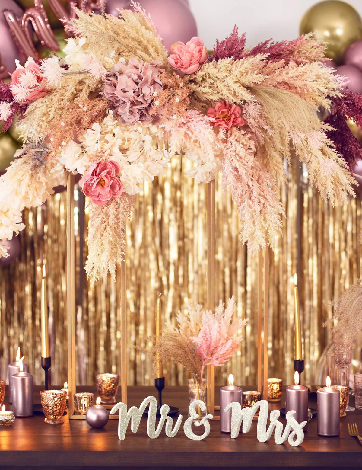 Ambiance festive avec fleurs et bougies de la décoration en bois Mr et Mrs pour mariage