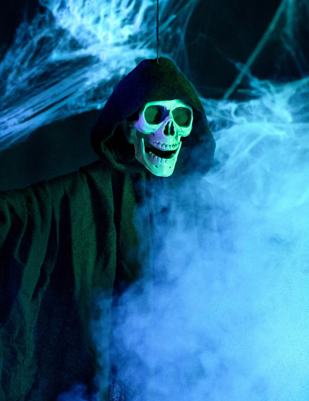 Primer plano del rostro de esqueleto de la decoración de la parca para halloween negro para colgar